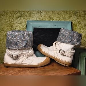 Stylish Women's REPORT White Canvas Boots w/Blue Floral Patterned Cuff Fold Over